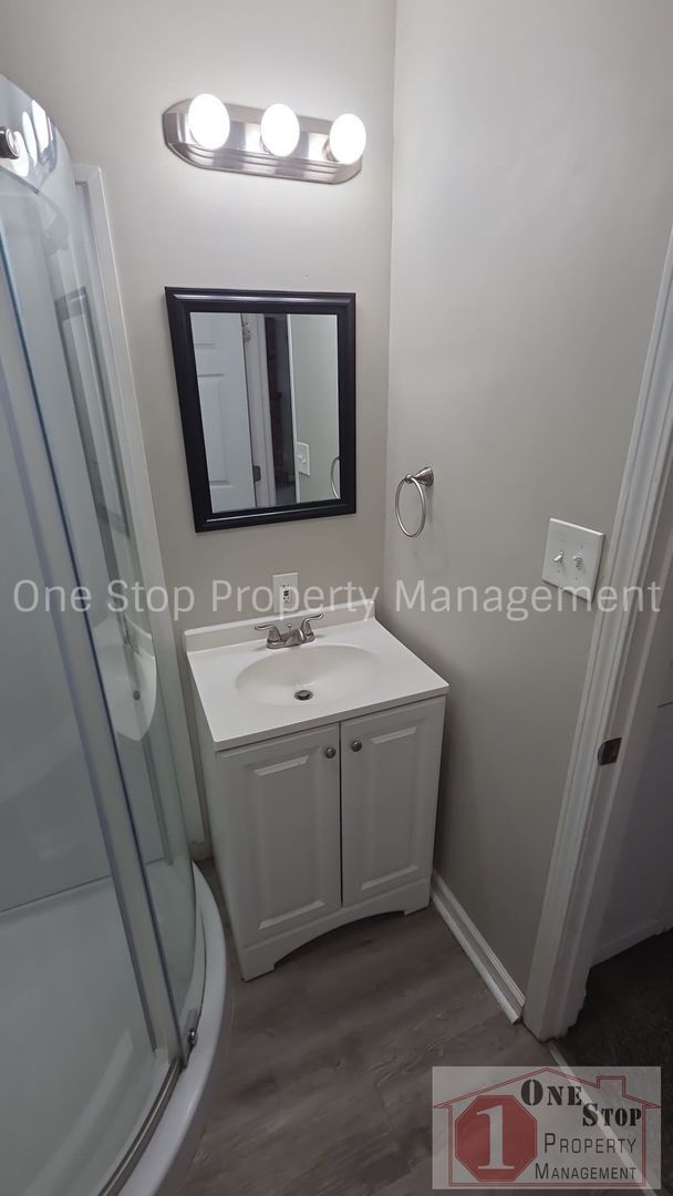 Building Photo - 3 Bedroom, 2 Bathroom with 1 Car Garage in Gladstone, Missouri