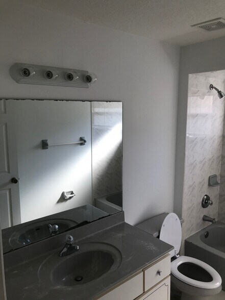 Building Photo - 9 Rainbow Ln