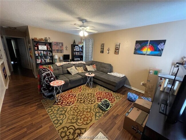 Building Photo - 1521 Hillside Dr