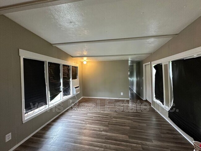 Building Photo - 8086 Heck Dr