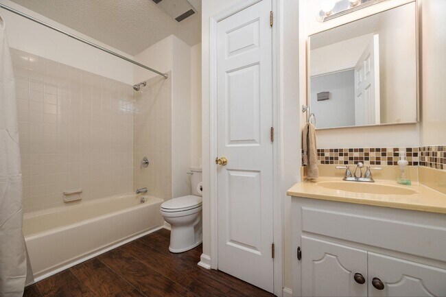 Building Photo - 3 Bedrooms with Full Basement on Corner Lot!