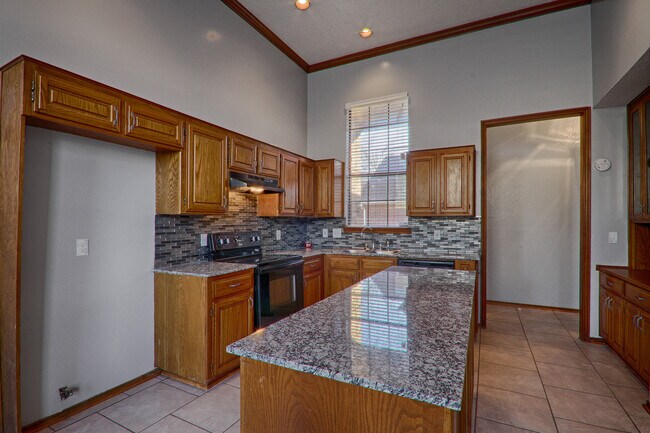 Building Photo - Beautiful house in Yukon 3 bed and 2 bath