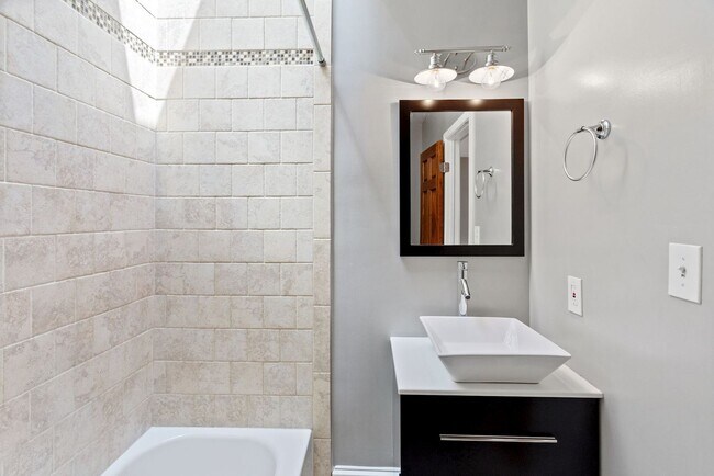 Building Photo - Available Now! 5 Minute Walk From Nats Par...