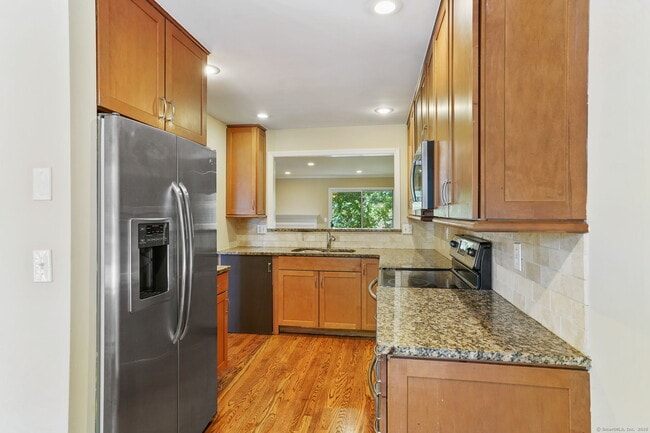 Primary Photo - 20 E Pembroke Rd