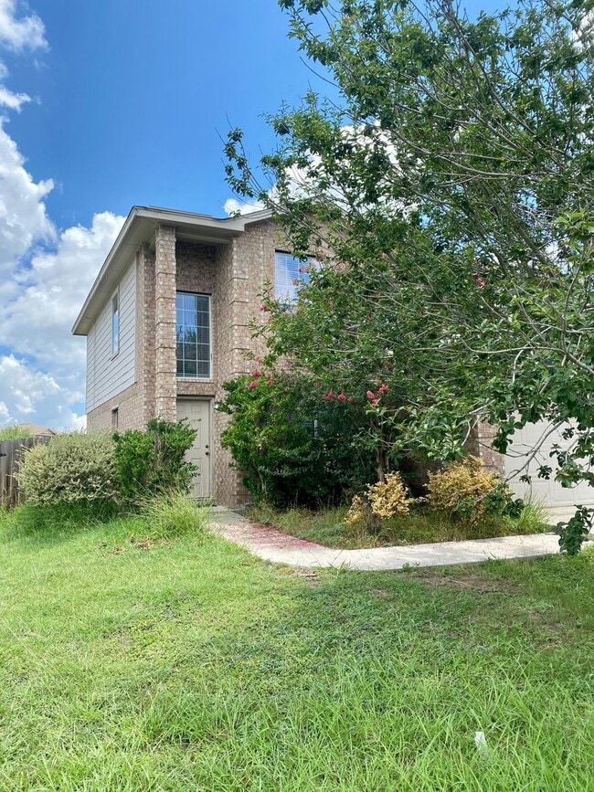 Building Photo - Charming New Braunfels Home Available for Immediate Move In