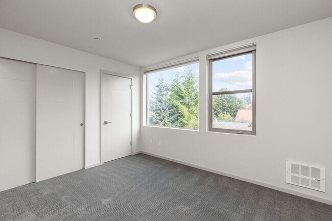 Building Photo - Stylish 3 BR/ 2/5 BA townhouse in Seattle