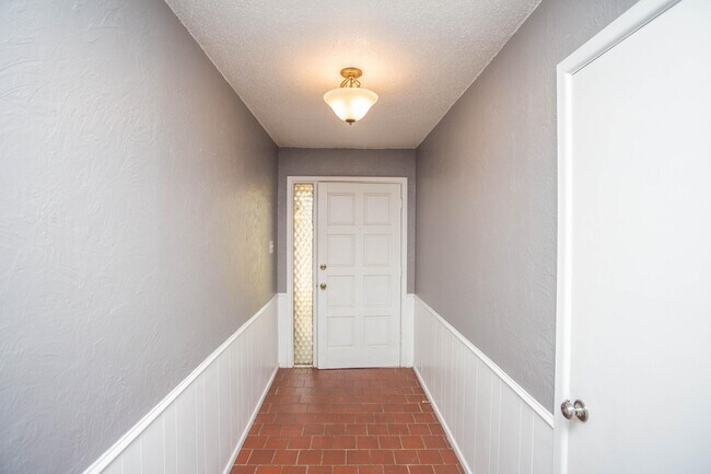 Building Photo - 1407 Elkhart Ave