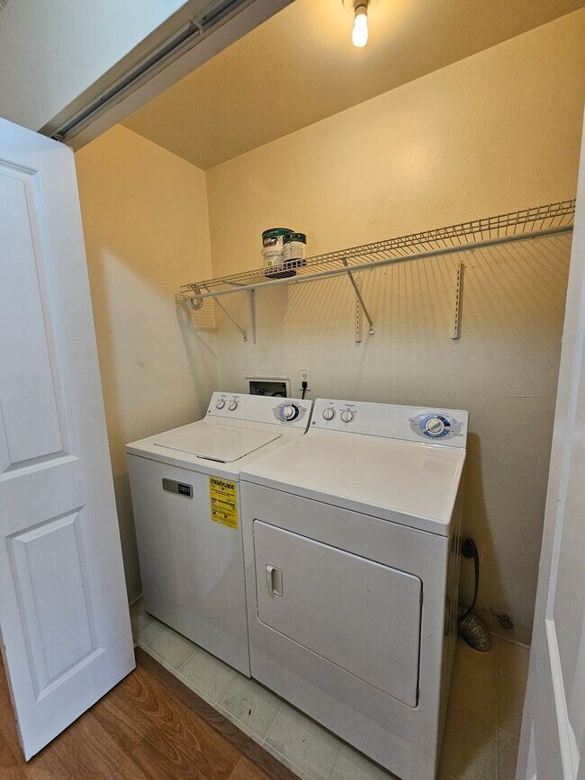 Building Photo - Southeast Reno Townhome - Close to Everyth...