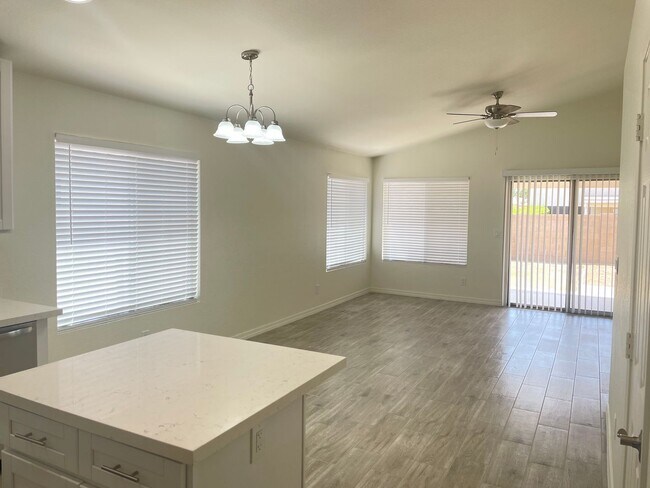 Building Photo - 1113 W Sparrow Dr