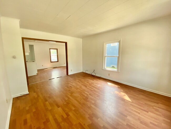 Building Photo - Four Bedroom, Two Full Bathroom - Steps to EMU's Campus