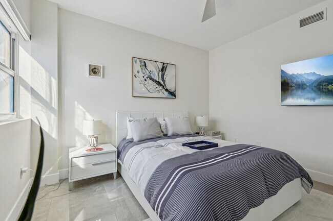 Building Photo - 2640 Lake Shore Dr