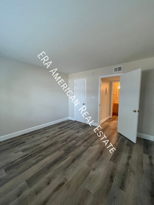 Building Photo - 613 Colonial Dr