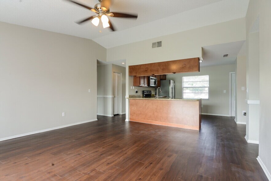 Building Photo - 4906 Hi Vista Cir