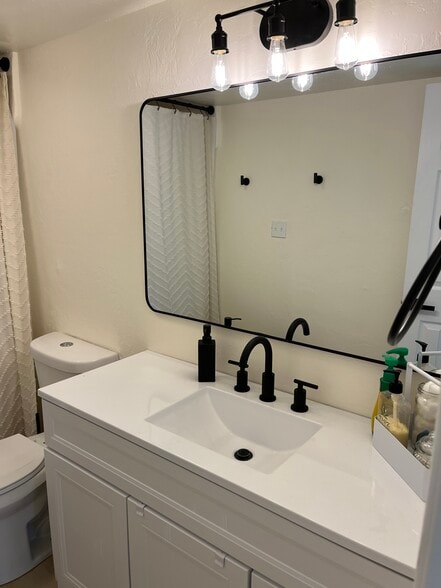 Building Photo - 2 W Greenock Dr