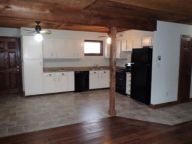 Building Photo - Unique 3 Bed 2 Bath Cabin In The Heart of Columbia!