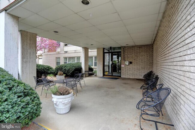 Building Photo - 4401 Roland Ave