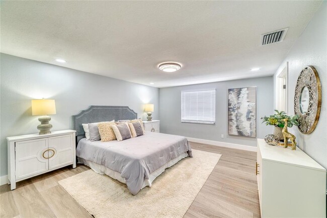 Building Photo - 15722 GardenSide Ln