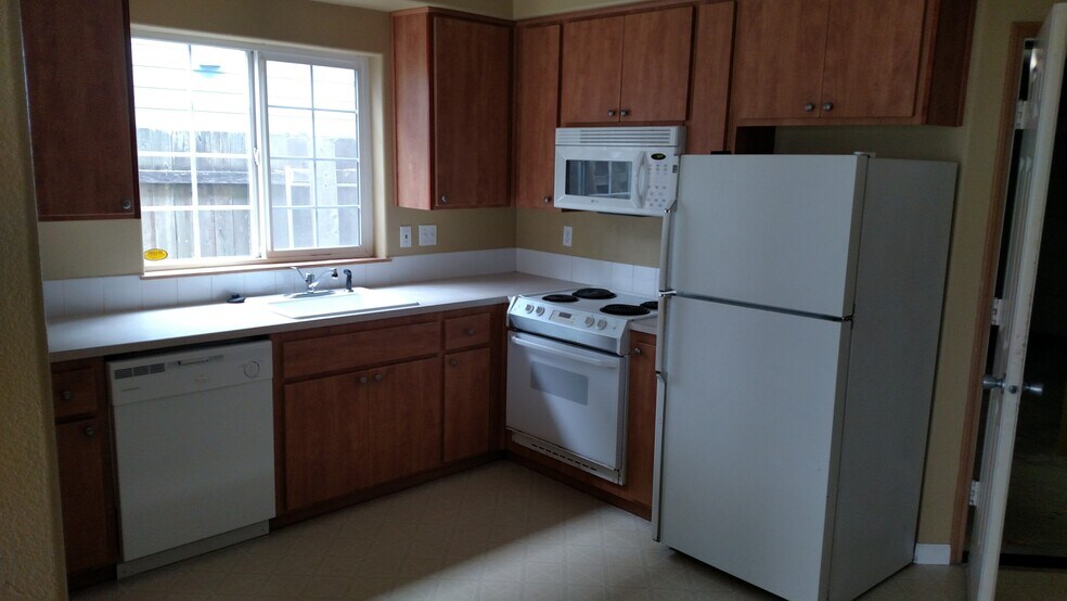 Kitchen - 4747 SW 1st Avenue