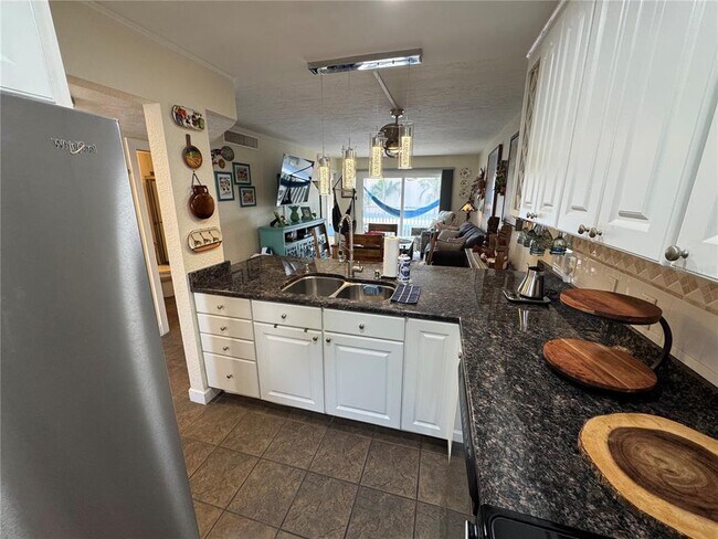 Building Photo - 1400 Tarpon Center Dr