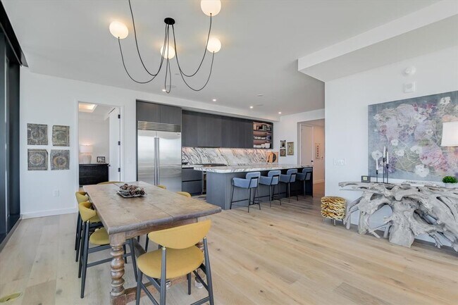 Building Photo - 610 Davis St