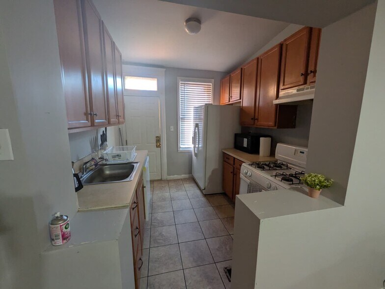 Building Photo - 3002 Kenyon Ave