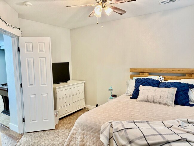 Building Photo - Stunning Home with ~4,000sqft of Living Space In a Great Location!