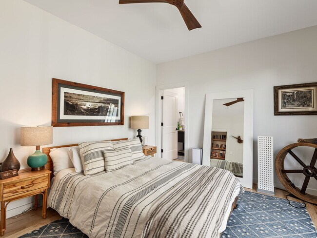 Building Photo - Creek Side *Unfurnished