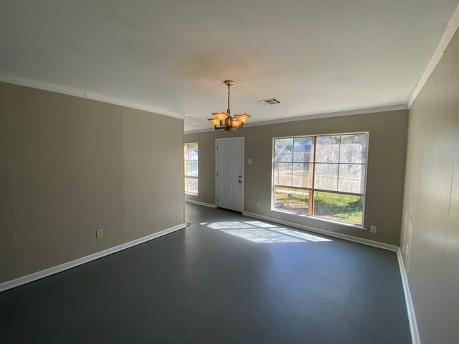 Building Photo - Spacious 4-Bedroom Home – Section 8 Welcome!