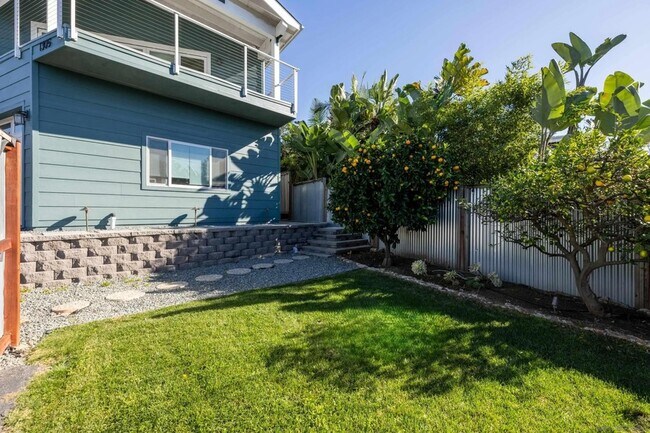 Building Photo - 1305 Blue Sky Dr