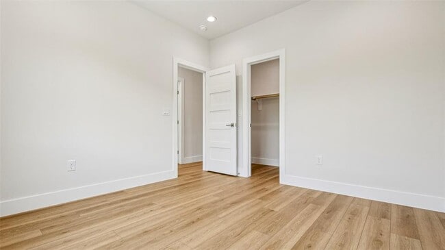 Building Photo - 102 W Fawnridge Dr