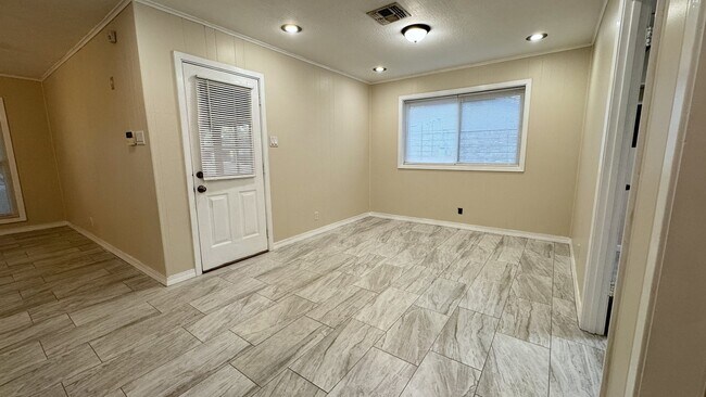 Building Photo - 112 Crestview Dr