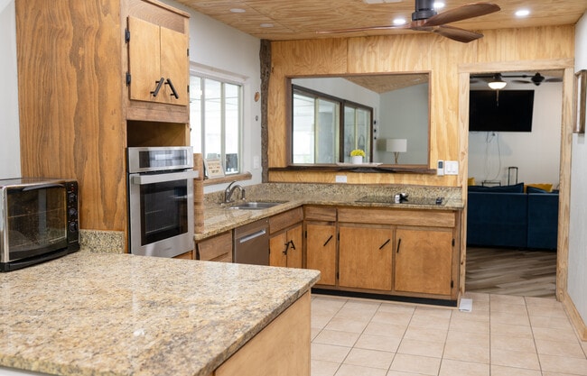 Building Photo - 105 21st Ave