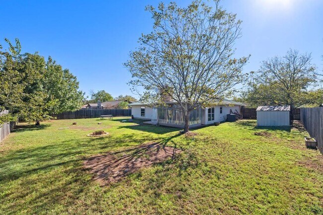 Building Photo - 605 Apache Trail