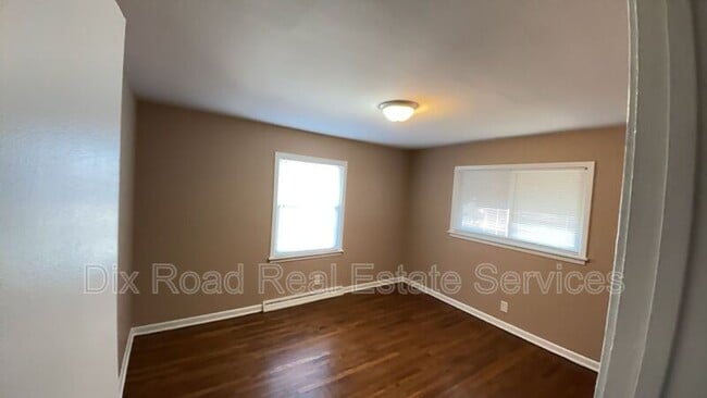 Building Photo - 921 Millikin St