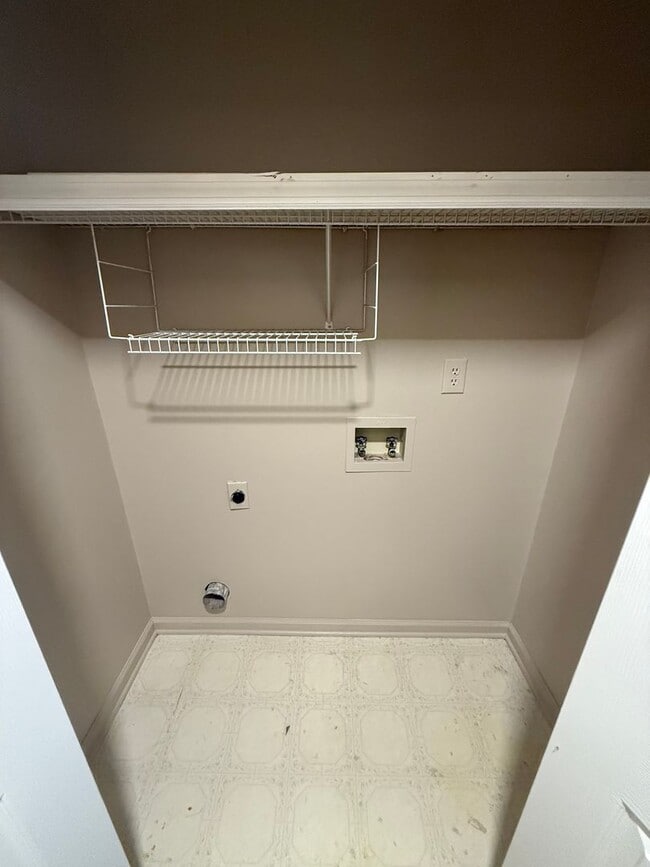 Building Photo - ** 3 bed 2 bath located in Millbrook ** Ca...