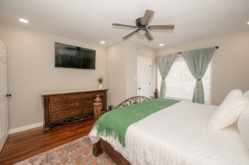 Building Photo - 611 W Houston St