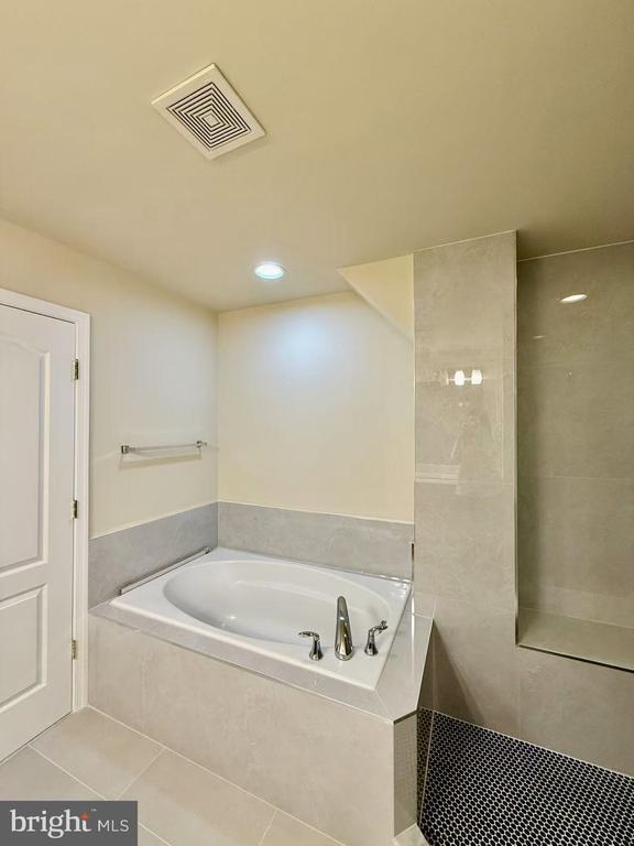Building Photo - 11818 Regents Park Dr
