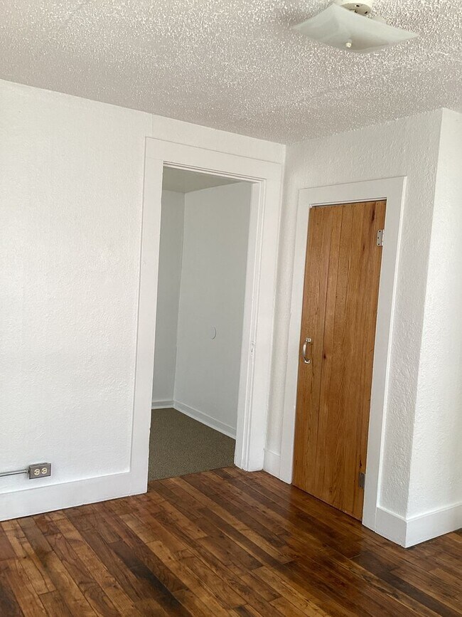Building Photo - Newly Renovated 3 Bed Home! Located in Portales !