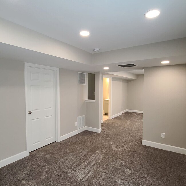 Building Photo - 6316 Riverdale Dr
