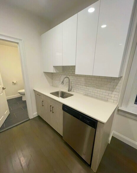 Building Photo - 16 Temple St