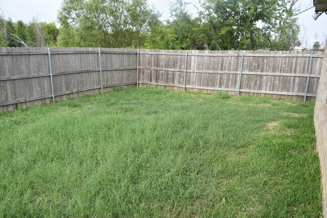 Building Photo - 1600 Nicholas Cir