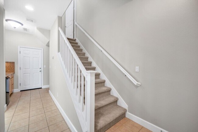Building Photo - Townhouse - Beautiful 4bdrm, 3 bath - Rocklin