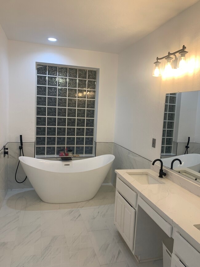 Building Photo - 1929 Guilford Ct