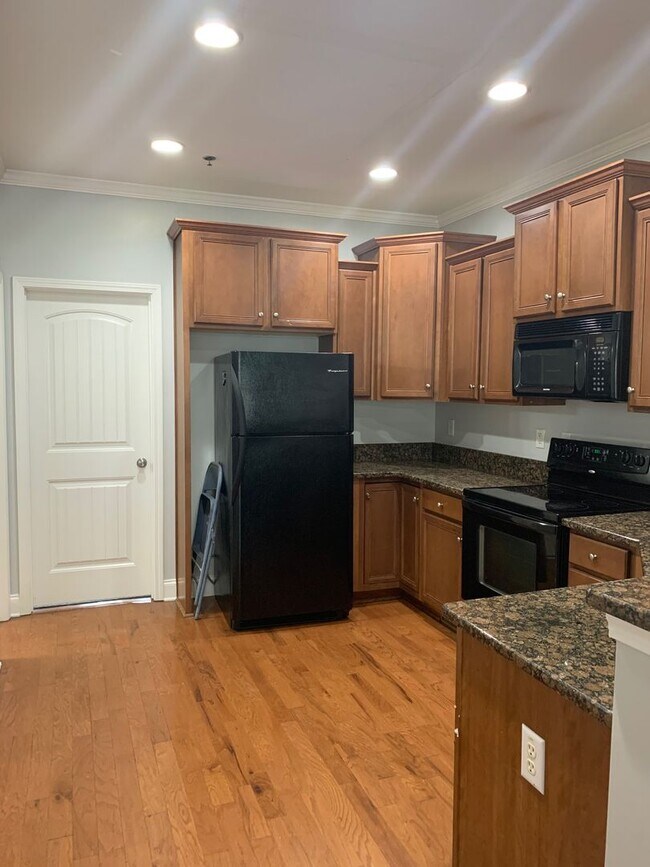 Building Photo - Lovely Eastside Townhome Condo Near Vet School- 3BR/3BATH!