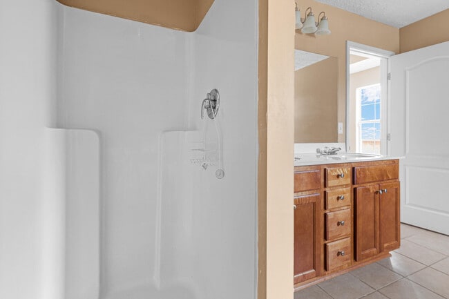 Building Photo - 2496 Lakeview Dr S