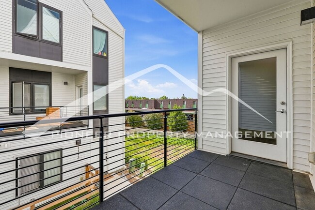 Building Photo - Spacious Townhouse with Central AC and 2-Car Garage