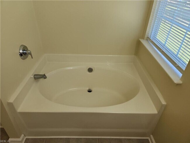 Building Photo - RENTAL