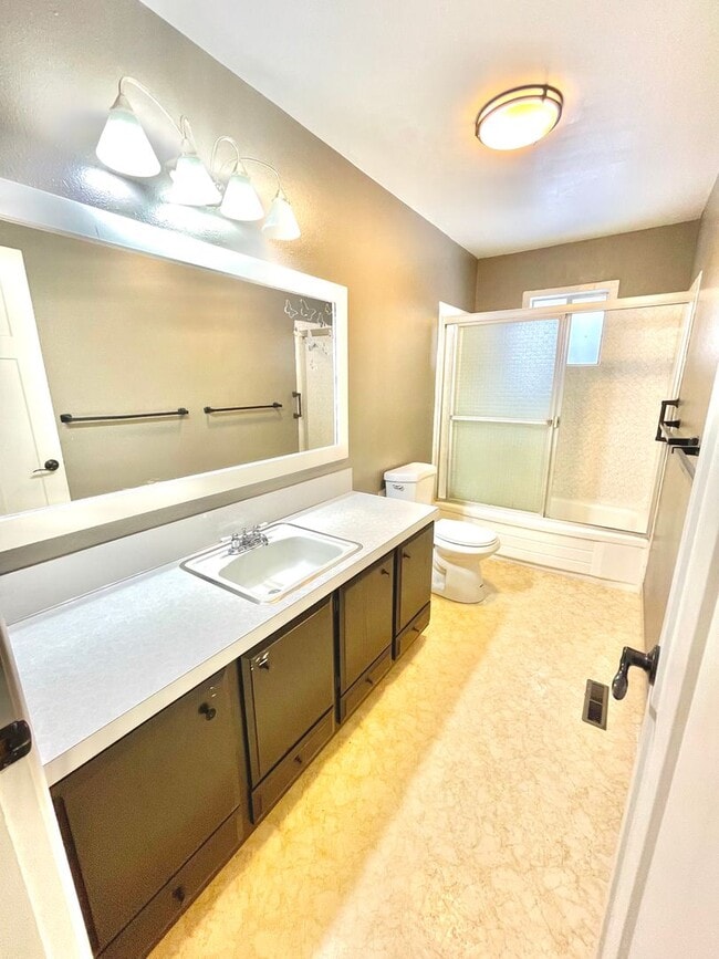 Building Photo - 3 Bedroom, 2 bath house