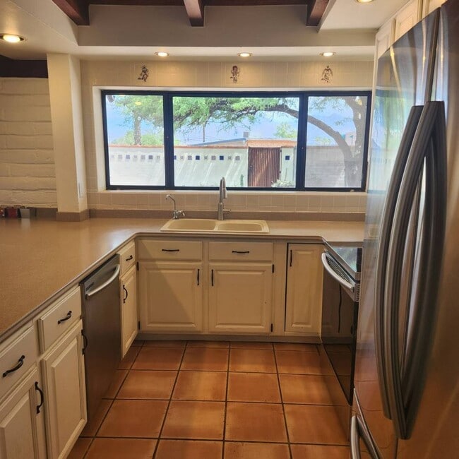 Building Photo - $1,995.00 Love this Midtown Midcentury 3 b...