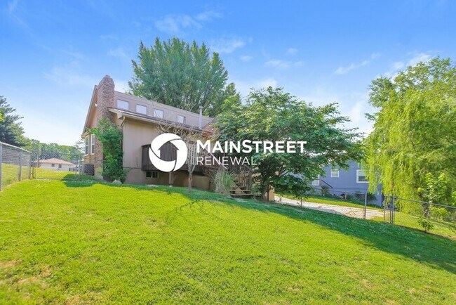 Building Photo - 3 Bedroom Pet-Friendly Home in Independence, MO with Main Street Renewal